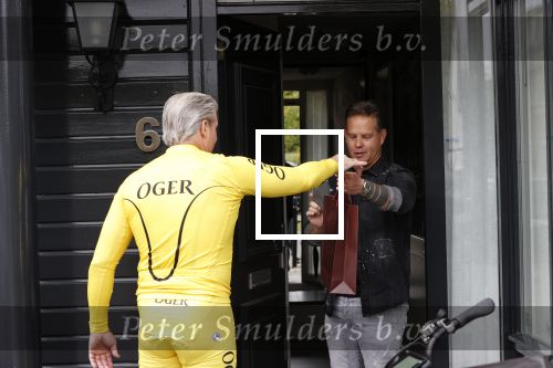 Purmerend 16 mei 2020
Dries Roelvink brengt op de fiets in een gele wielrentrui/broek een pakketje van OGER naar Danny de Munk die thuyis de deur opent als dries aan belt .