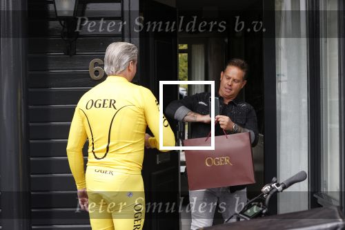 Purmerend 16 mei 2020
Dries Roelvink brengt op de fiets in een gele wielrentrui/broek een pakketje van OGER naar Danny de Munk die thuyis de deur opent als dries aan belt .