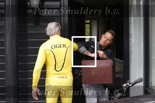 Purmerend 16 mei 2020
Dries Roelvink brengt op de fiets in een gele wielrentrui/broek een pakketje van OGER naar Danny de Munk die thuyis de deur opent als dries aan belt .