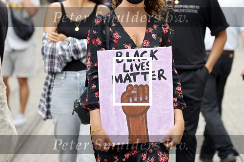 Amsterdam 1 juni 2020
Demonstratie op de dam tegen politiegeweld tegen donkere mensen naar aanleiding van de dood van George Floyd door poltieman in USA