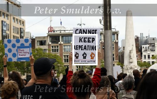 Amsterdam 1 juni 2020
Demonstratie op de dam tegen politiegeweld tegen donkere mensen naar aanleiding van de dood van George Floyd door poltieman in USA