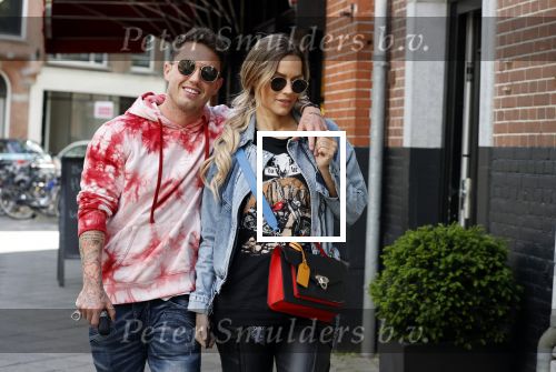 Amsterdam 14 mei 2020
Djarno Hofland met zijn vriendin Manon Kool op de cornelis schuytstraat