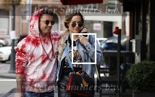 Amsterdam 14 mei 2020
Djarno Hofland met zijn vriendin Manon Kool op de cornelis schuytstraat