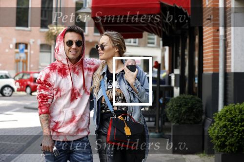 Amsterdam 14 mei 2020
Djarno Hofland met zijn vriendin Manon Kool op de cornelis schuytstraat
