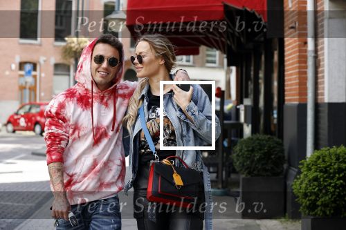 Amsterdam 14 mei 2020
Djarno Hofland met zijn vriendin Manon Kool op de cornelis schuytstraat