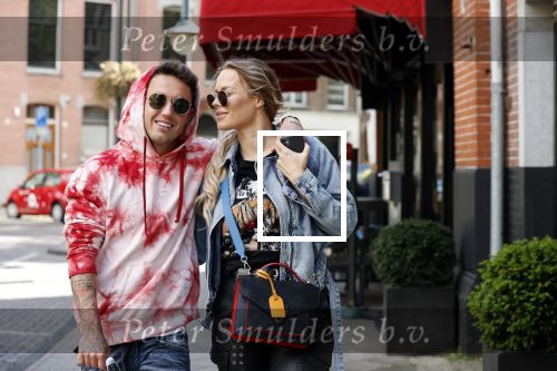 Amsterdam 14 mei 2020
Djarno Hofland met zijn vriendin Manon Kool op de cornelis schuytstraat