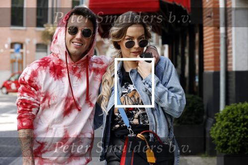 Amsterdam 14 mei 2020
Djarno Hofland met zijn vriendin Manon Kool op de cornelis schuytstraat