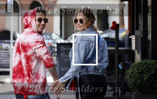 Amsterdam 14 mei 2020
Djarno Hofland met zijn vriendin Manon Kool op de cornelis schuytstraat