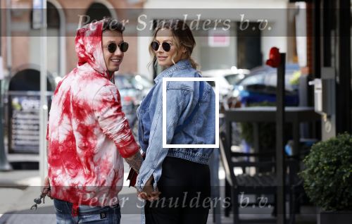 Amsterdam 14 mei 2020
Djarno Hofland met zijn vriendin Manon Kool op de cornelis schuytstraat