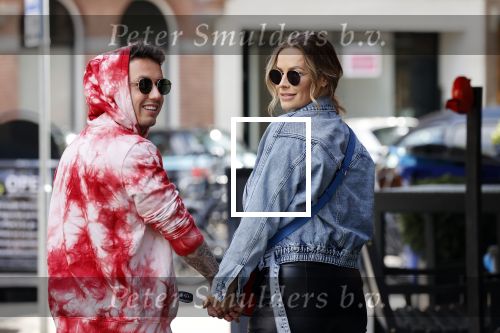 Amsterdam 14 mei 2020
Djarno Hofland met zijn vriendin Manon Kool op de cornelis schuytstraat