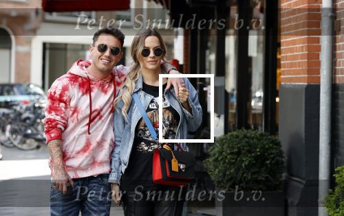 Amsterdam 14 mei 2020
Djarno Hofland met zijn vriendin Manon Kool op de cornelis schuytstraat