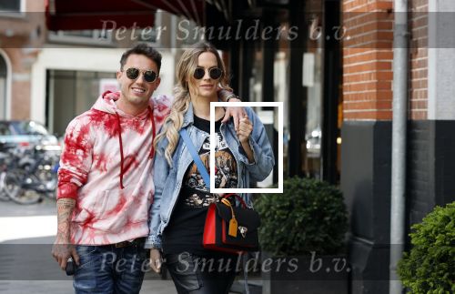 Amsterdam 14 mei 2020
Djarno Hofland met zijn vriendin Manon Kool op de cornelis schuytstraat