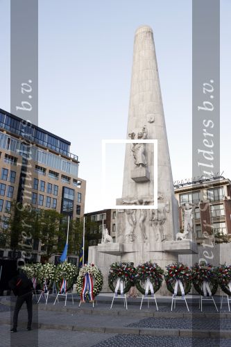 Amsterdam 4 mei 2020
Dodenherdenking op de dam zonder publiek vanwege Corona . Koning Willem Alexander Koningin Maxima Femke Halsema Gerdi Verbeet en Marc Rutte zijn aanwezig . Er ston veel politie aan de zijkanten en op de daken .