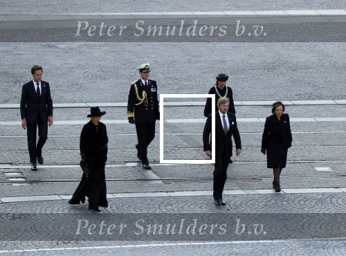 Amsterdam 4 mei 2020
Dodenherdenking op de dam zonder publiek vanwege Corona . Koning Willem Alexander Koningin Maxima Femke Halsema Gerdi Verbeet en Mark Rutte zijn aanwezig . Er ston veel politie aan de zijkanten en op de daken .