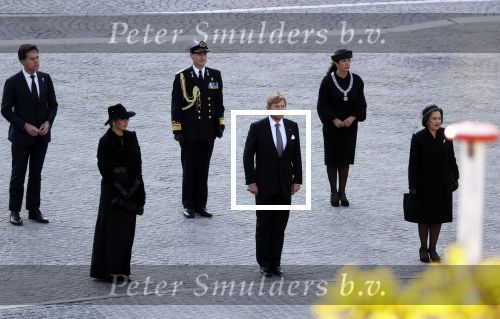 Amsterdam 4 mei 2020
Dodenherdenking op de dam zonder publiek vanwege Corona . Koning Willem Alexander Koningin Maxima Femke Halsema Gerdi Verbeet en Mark Rutte zijn aanwezig . Er ston veel politie aan de zijkanten en op de daken .