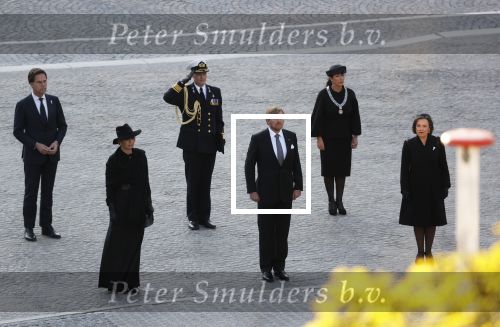 Amsterdam 4 mei 2020
Dodenherdenking op de dam zonder publiek vanwege Corona . Koning Willem Alexander Koningin Maxima Femke Halsema Gerdi Verbeet en Mark Rutte zijn aanwezig . Er ston veel politie aan de zijkanten en op de daken .