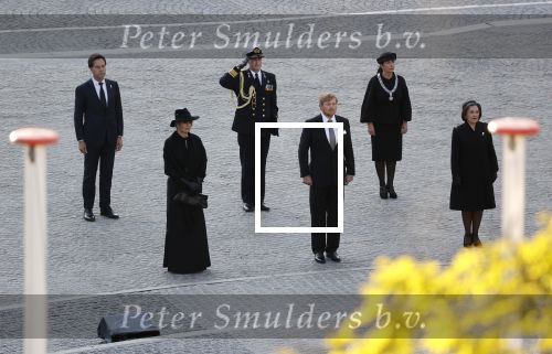 Amsterdam 4 mei 2020
Dodenherdenking op de dam zonder publiek vanwege Corona . Koning Willem Alexander Koningin Maxima Femke Halsema Gerdi Verbeet en Mark Rutte zijn aanwezig . Er ston veel politie aan de zijkanten en op de daken .