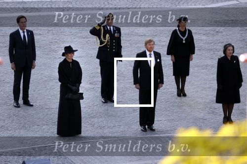 Amsterdam 4 mei 2020
Dodenherdenking op de dam zonder publiek vanwege Corona . Koning Willem Alexander Koningin Maxima Femke Halsema Gerdi Verbeet en Mark Rutte zijn aanwezig . Er ston veel politie aan de zijkanten en op de daken .