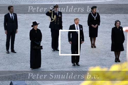 Amsterdam 4 mei 2020
Dodenherdenking op de dam zonder publiek vanwege Corona . Koning Willem Alexander Koningin Maxima Femke Halsema Gerdi Verbeet en Mark Rutte zijn aanwezig . Er ston veel politie aan de zijkanten en op de daken .