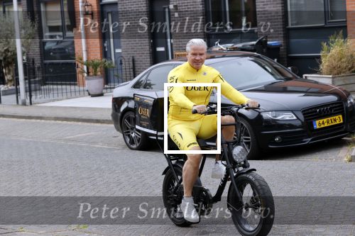 Purmerend 16 mei 2020
Dries Roelvink brengt op de fiets in een gele wielrentrui/broek een pakketje van OGER naar Danny de Munk die thuyis de deur opent als dries aan belt .