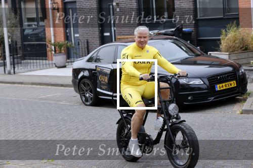 Purmerend 16 mei 2020
Dries Roelvink brengt op de fiets in een gele wielrentrui/broek een pakketje van OGER naar Danny de Munk die thuyis de deur opent als dries aan belt .