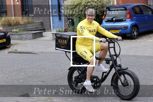 Purmerend 16 mei 2020
Dries Roelvink brengt op de fiets in een gele wielrentrui/broek een pakketje van OGER naar Danny de Munk die thuyis de deur opent als dries aan belt .