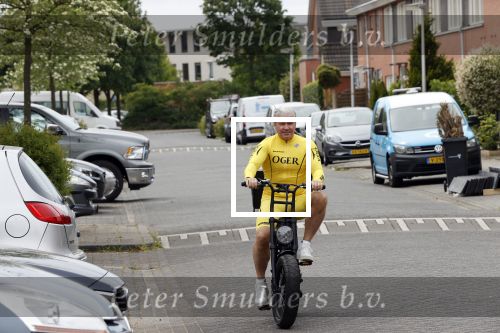 Purmerend 16 mei 2020
Dries Roelvink brengt op de fiets in een gele wielrentrui/broek een pakketje van OGER naar Danny de Munk die thuyis de deur opent als dries aan belt .