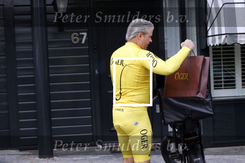 Purmerend 16 mei 2020
Dries Roelvink brengt op de fiets in een gele wielrentrui/broek een pakketje van OGER naar Danny de Munk die thuyis de deur opent als dries aan belt .