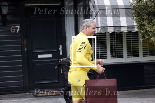 Purmerend 16 mei 2020
Dries Roelvink brengt op de fiets in een gele wielrentrui/broek een pakketje van OGER naar Danny de Munk die thuyis de deur opent als dries aan belt .