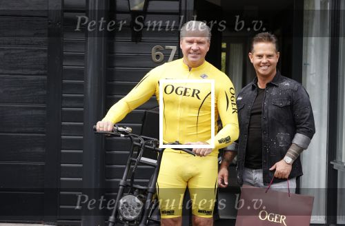 Purmerend 16 mei 2020
Dries Roelvink brengt op de fiets in een gele wielrentrui/broek een pakketje van OGER naar Danny de Munk die thuyis de deur opent als dries aan belt .