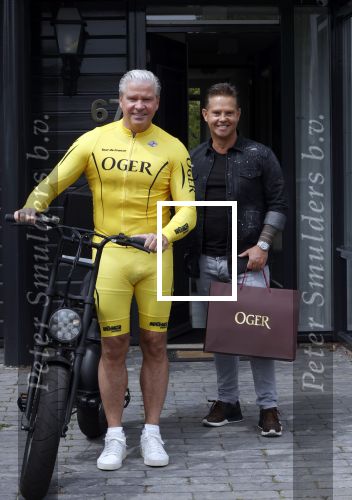 Purmerend 16 mei 2020
Dries Roelvink brengt op de fiets in een gele wielrentrui/broek een pakketje van OGER naar Danny de Munk die thuyis de deur opent als dries aan belt .