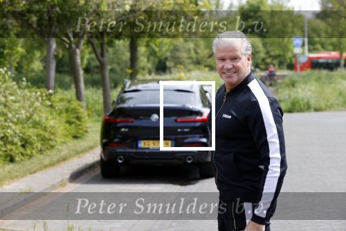 Purmerend 16 mei 2020
Dries Roelvink brengt op de fiets in een gele wielrentrui/broek een pakketje van OGER naar Danny de Munk die thuyis de deur opent als dries aan belt .