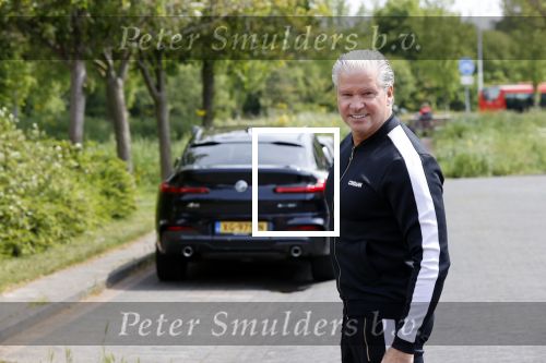 Purmerend 16 mei 2020
Dries Roelvink brengt op de fiets in een gele wielrentrui/broek een pakketje van OGER naar Danny de Munk die thuyis de deur opent als dries aan belt .