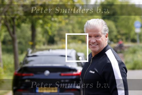 Purmerend 16 mei 2020
Dries Roelvink brengt op de fiets in een gele wielrentrui/broek een pakketje van OGER naar Danny de Munk die thuyis de deur opent als dries aan belt .
