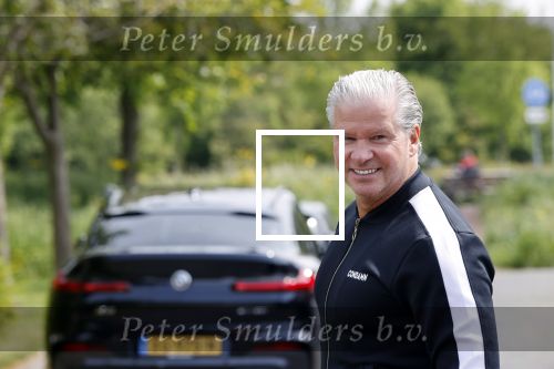 Purmerend 16 mei 2020
Dries Roelvink brengt op de fiets in een gele wielrentrui/broek een pakketje van OGER naar Danny de Munk die thuyis de deur opent als dries aan belt .