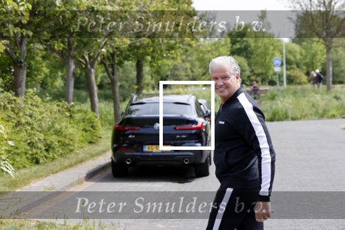 Purmerend 16 mei 2020
Dries Roelvink brengt op de fiets in een gele wielrentrui/broek een pakketje van OGER naar Danny de Munk die thuyis de deur opent als dries aan belt .