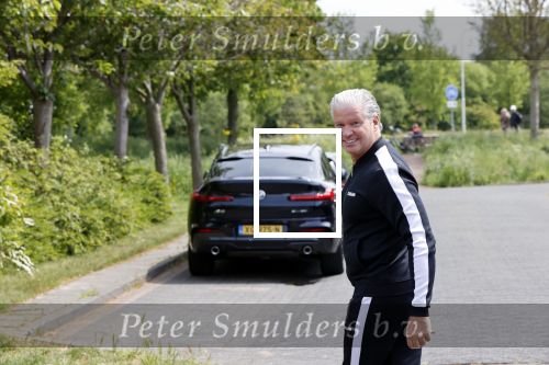 Purmerend 16 mei 2020
Dries Roelvink brengt op de fiets in een gele wielrentrui/broek een pakketje van OGER naar Danny de Munk die thuyis de deur opent als dries aan belt .