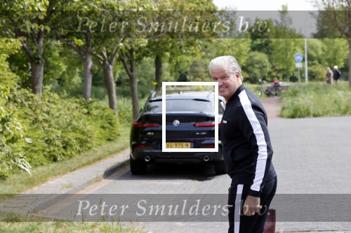 Purmerend 16 mei 2020
Dries Roelvink brengt op de fiets in een gele wielrentrui/broek een pakketje van OGER naar Danny de Munk die thuyis de deur opent als dries aan belt .