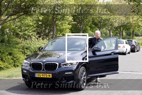 Purmerend 16 mei 2020
Dries Roelvink brengt op de fiets in een gele wielrentrui/broek een pakketje van OGER naar Danny de Munk die thuyis de deur opent als dries aan belt .