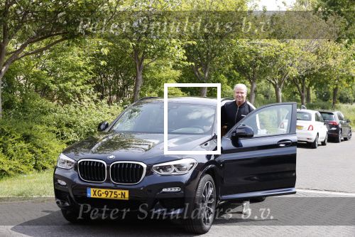 Purmerend 16 mei 2020
Dries Roelvink brengt op de fiets in een gele wielrentrui/broek een pakketje van OGER naar Danny de Munk die thuyis de deur opent als dries aan belt .