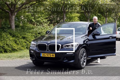 Purmerend 16 mei 2020
Dries Roelvink brengt op de fiets in een gele wielrentrui/broek een pakketje van OGER naar Danny de Munk die thuyis de deur opent als dries aan belt .