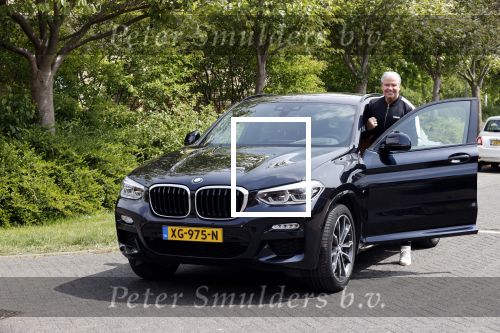 Purmerend 16 mei 2020
Dries Roelvink brengt op de fiets in een gele wielrentrui/broek een pakketje van OGER naar Danny de Munk die thuyis de deur opent als dries aan belt .