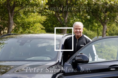 Purmerend 16 mei 2020
Dries Roelvink brengt op de fiets in een gele wielrentrui/broek een pakketje van OGER naar Danny de Munk die thuyis de deur opent als dries aan belt .
