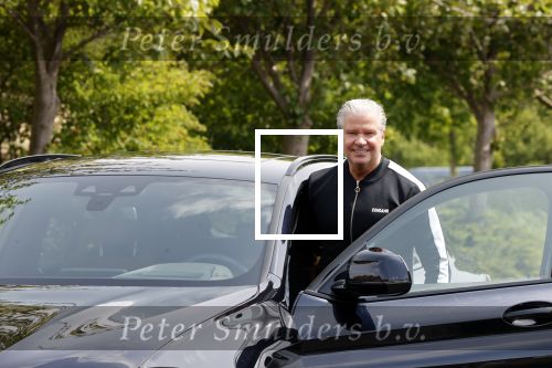 Purmerend 16 mei 2020
Dries Roelvink brengt op de fiets in een gele wielrentrui/broek een pakketje van OGER naar Danny de Munk die thuyis de deur opent als dries aan belt .