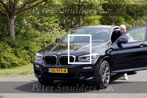 Purmerend 16 mei 2020
Dries Roelvink brengt op de fiets in een gele wielrentrui/broek een pakketje van OGER naar Danny de Munk die thuyis de deur opent als dries aan belt .