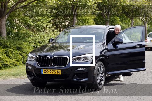Purmerend 16 mei 2020
Dries Roelvink brengt op de fiets in een gele wielrentrui/broek een pakketje van OGER naar Danny de Munk die thuyis de deur opent als dries aan belt .