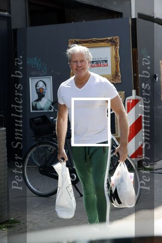 Amsterdam 23 mei 2020
Dries Roelvink met boodschappen tassen