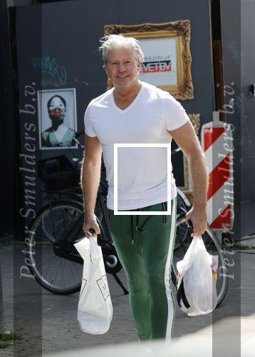 Amsterdam 23 mei 2020
Dries Roelvink met boodschappen tassen