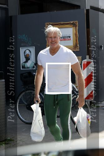 Amsterdam 23 mei 2020
Dries Roelvink met boodschappen tassen
