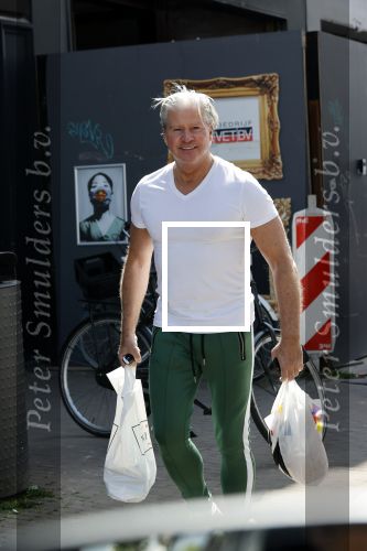 Amsterdam 23 mei 2020
Dries Roelvink met boodschappen tassen
